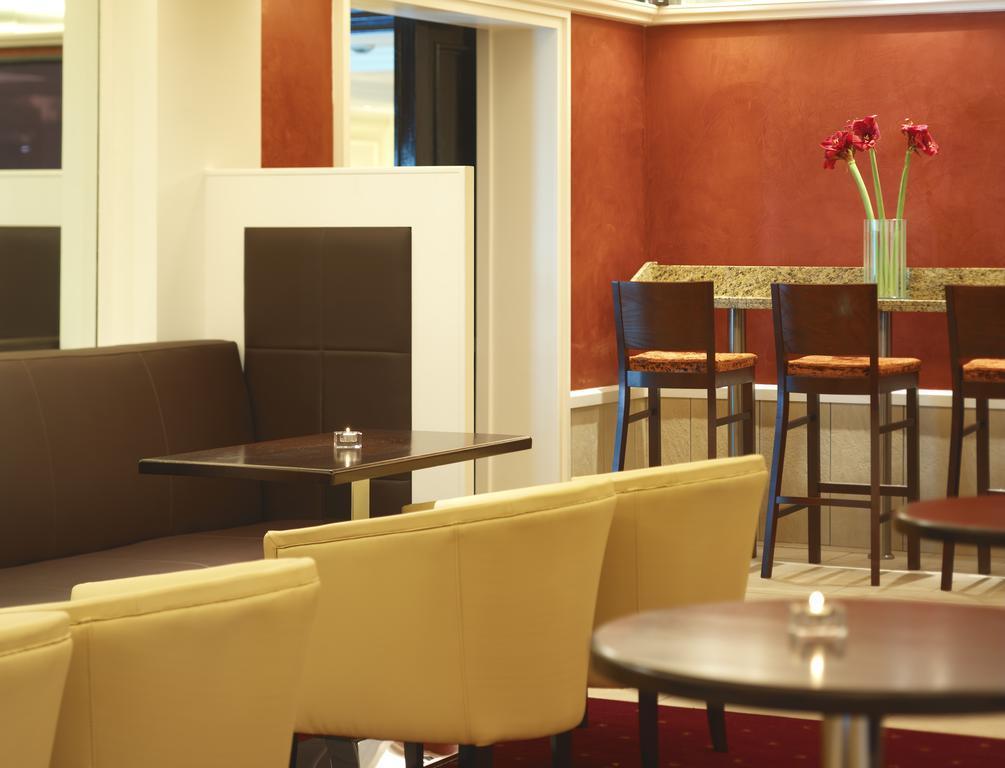 Aghadoe Heights Hotel & Spa Killarney Eksteriør billede The lounge at the airport