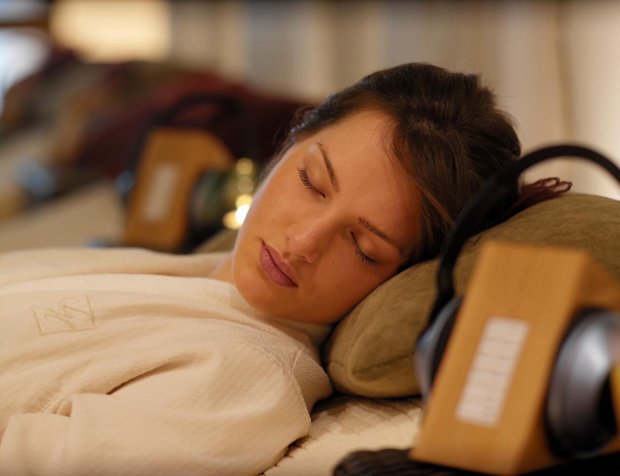 Aghadoe Heights Hotel & Spa Killarney Eksteriør billede A woman sleeping