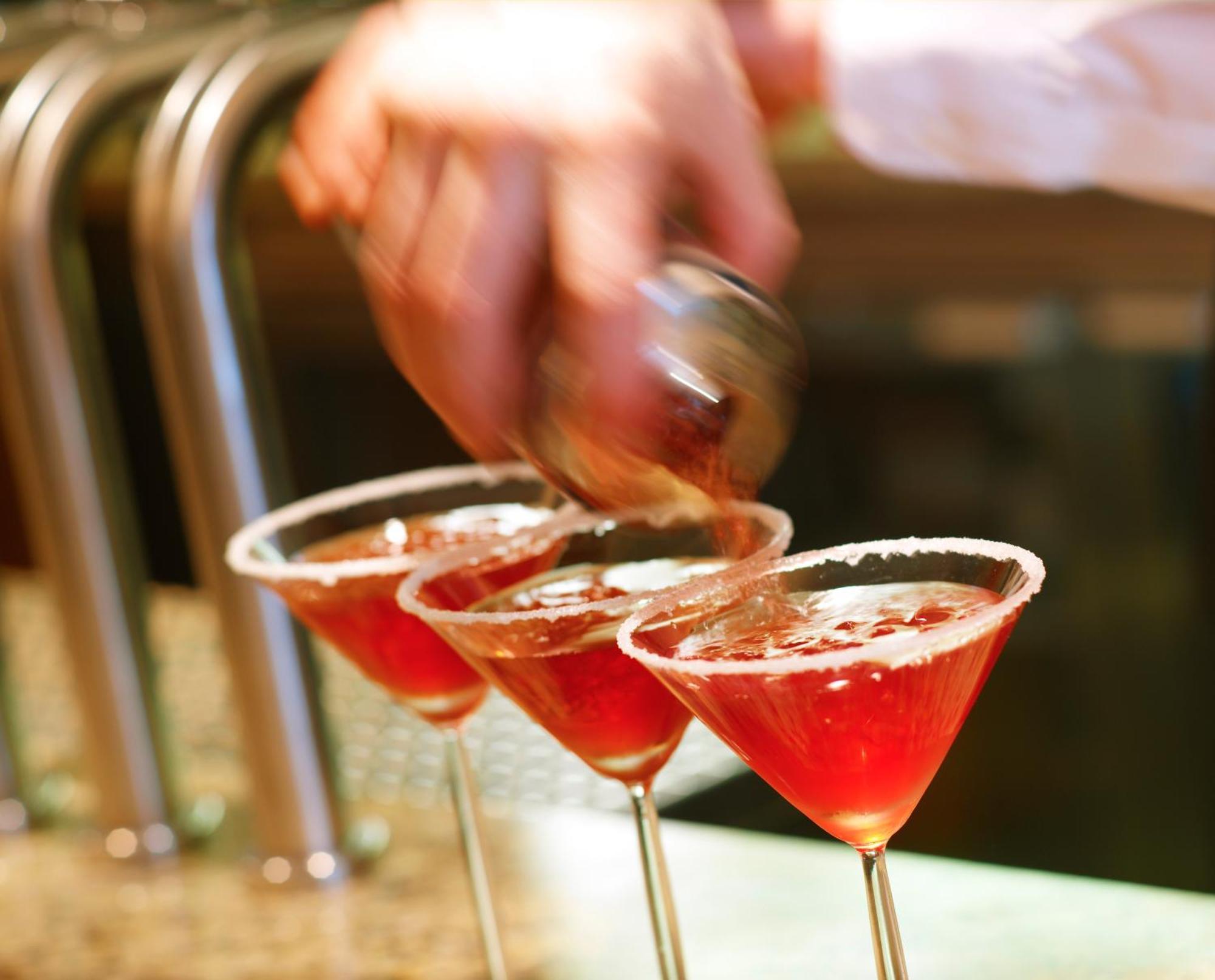Aghadoe Heights Hotel & Spa Killarney Eksteriør billede A bartender seasoning a cocktail rim with a lemon wheel
