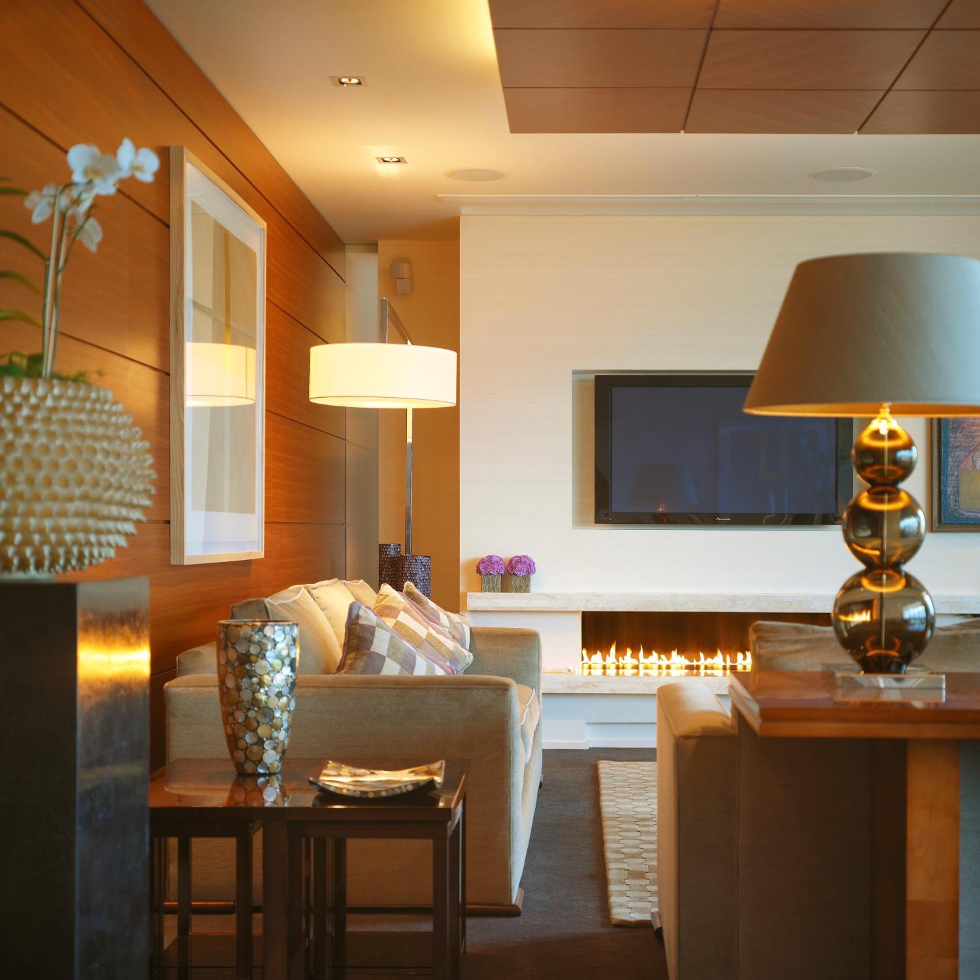 Aghadoe Heights Hotel & Spa Killarney Værelse billede A living room with a fireplace