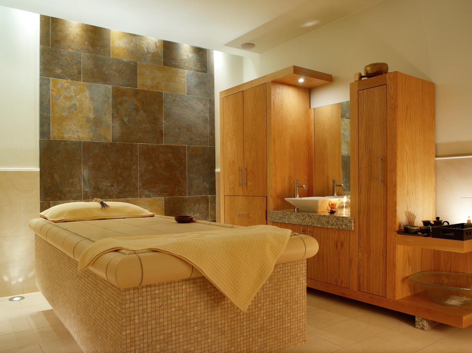 Aghadoe Heights Hotel & Spa Killarney Eksteriør billede A treatment room at a spa