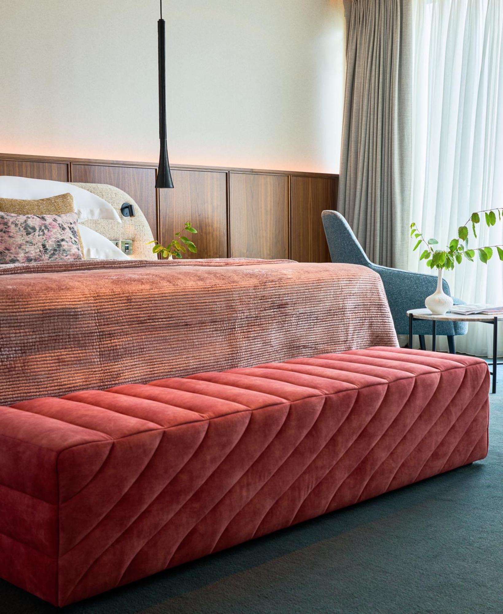 Aghadoe Heights Hotel & Spa Killarney Eksteriør billede A bench in a bedroom